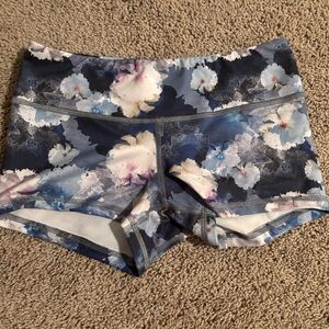 Fleo shorts, small.